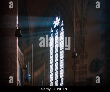 Raggi di sole che si fermerono attraverso la vecchia vetrata della cattedrale di Nurnberg in Baviera, Germania, Europa. Foto Stock