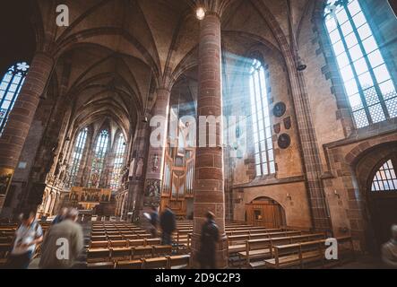 Raggi di sole che si fermerono attraverso la vecchia vetrata della cattedrale di Nurnberg in Baviera, Germania, Europa. Foto Stock