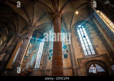 Raggi di sole che si fermerono attraverso la vecchia vetrata della cattedrale di Nurnberg in Baviera, Germania, Europa. Foto Stock