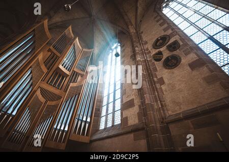 Raggi di sole che si fermerono attraverso la vecchia vetrata della cattedrale di Nurnberg in Baviera, Germania, Europa. Foto Stock