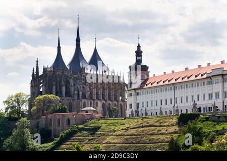 Chiesa cattolica romana di San Barbaras e Collegio dei Gesuiti a Kutna Hora, soleggiato giorno estivo, Repubblica Ceca Foto Stock