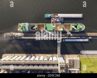 Carico di una nave ormeggiata in un porto industriale Foto Stock
