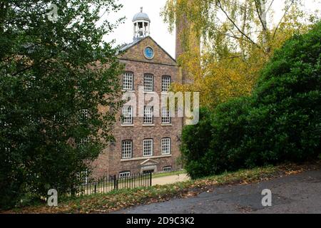 Cave bank Mill storico mulino di cotone 1784 , Styal, Cheshire, Regno Unito con orologio e campanile. Foto Stock