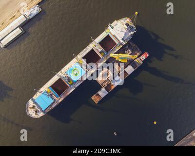 Carico di una nave ormeggiata in un porto industriale Foto Stock