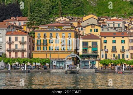 Bellagio, Italia - 14 giugno 2019: Case sul lungomare del Lago di Como a Bellagio, Italia. Foto Stock