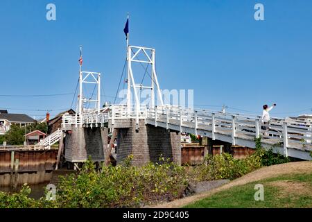 Footbridge/drawbridge nel cuore di Perkins Cove, Ogunquit, Maine, Stati Uniti mostrando turisti che prendono un selfie. Foto Stock