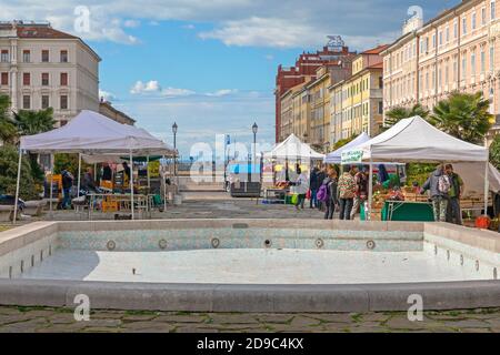 Trieste, Italia - 7 marzo 2020: Bancarelle temporanee nella Piazza del mercato agricolo di Trieste. Foto Stock