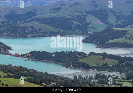 Duvauchelle e Barry's Bay da Summit Road Foto Stock