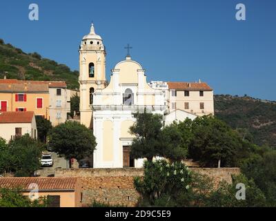 Facciata e torre della Chiesa Cattolica Romana del Assunzione a Cargese dalla chiesa greca cattolica di San Spyridon Foto Stock