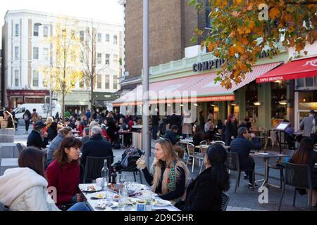 Londra, Regno Unito, 5 novembre 2020: Oggi è stata l'ultima possibilità di mangiare fuori nei caffè Pavement a Londra prima che il nuovo blocco inizi domani. Fortunatamente il sole brilava, anche se le temperature erano scese bruscamente nel tempo autunnale. Anna Watson/Alamy Live News Foto Stock