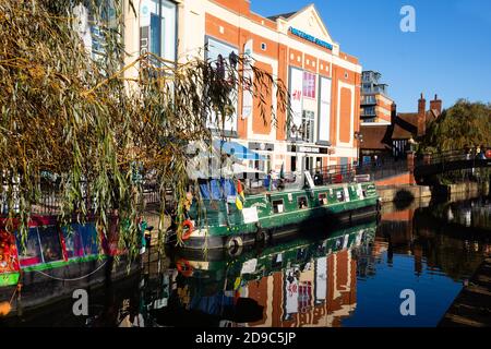 Chiatte sul canale sul fiume Witham accanto al centro commerciale Waterside Center. Lincoln, Lincolnshire, Inghilterra, Regno Unito. Foto Stock