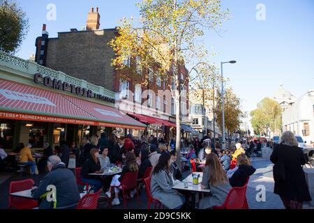 Londra, Regno Unito, 5 novembre 2020: Oggi è stata l'ultima possibilità di mangiare fuori nei caffè Pavement a Londra prima che il nuovo blocco inizi domani. Fortunatamente il sole brilava, anche se le temperature erano scese bruscamente nel tempo autunnale. Anna Watson/Alamy Live News Foto Stock