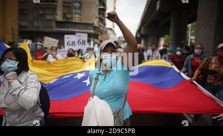 Caracas, Venezuela. 04Nov 2020. I dimostranti gridano slogan politici a una protesta da parte degli operatori sanitari e dell'istruzione per una retribuzione migliore nel bel mezzo della pandemia di Corona. Un'alleanza sindacale aveva chiesto la protesta. Secondo i dati ufficiali, 93,100 persone in Venezuela si sono ammalate di Covid-19 e 810 persone ne sono morte. I media fedeli al governo assicurano che il 94 per cento dei pazienti con virus corona si riprenderà. Credit: Rafael Hernandez/dpa/Alamy Live News Foto Stock