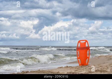 Bagnino attrezzature di salvataggio spiaggia. Un primo piano Foto Stock