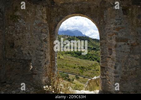 I resti di un villaggio abbandonato a Cirella, località della Calabria. Foto Stock