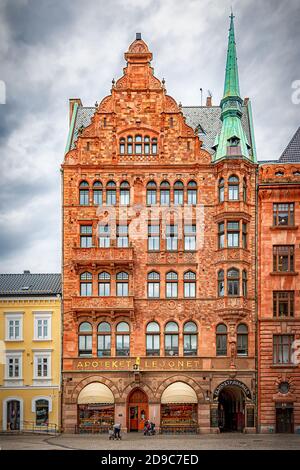 MALMO, SVEZIA - 21 AGOSTO 2020: Una scena di strada che raffigura la più antica farmacia di Malmo, se non addirittura la Svezia. Foto Stock