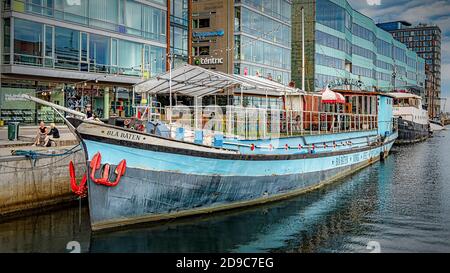 MALMO, SVEZIA - 21 AGOSTO 2020: La barca blu ormeggia nell'area del canale del porto interno del centro della città. Foto Stock