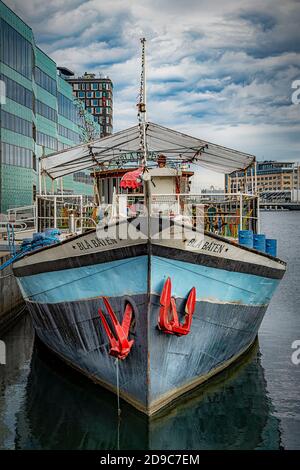 MALMO, SVEZIA - 21 AGOSTO 2020: La barca blu ormeggia nell'area del canale del porto interno del centro della città. Foto Stock