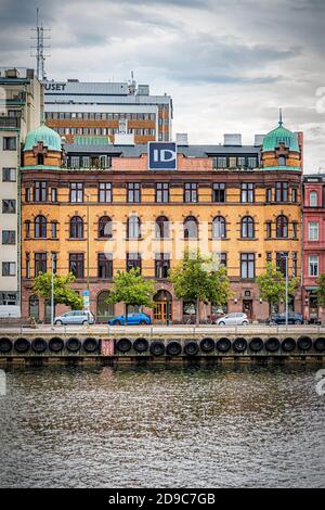 MALMO, SVEZIA - 21 AGOSTO 2020: Uno sui molti vecchi edifici che fiancheggiano il canale della città. Foto Stock