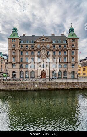 MALMO, SVEZIA - 21 AGOSTO 2020: Uno sui molti vecchi edifici che fiancheggiano il canale della città. Foto Stock