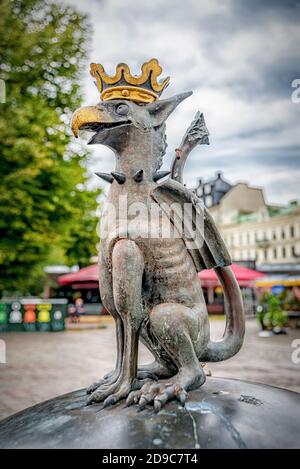 MALMO, SVEZIA - 21 AGOSTO 2020: Una scena raffigurante la famosa statua di griffin della città. Foto Stock