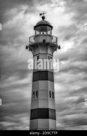 MALMO, SVEZIA - 21 AGOSTO 2020: Il faro all'ingresso del porto contro uno splendido cielo nuvoloso. Modificato in bianco e nero Foto Stock