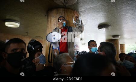 Caracas, Venezuela. 04Nov 2020. Gli operatori sanitari e dell'istruzione protestano nel bel mezzo della pandemia di Corona. Un'alleanza sindacale aveva chiesto la protesta per i salari migliori. Credit: Rafael Hernandez/dpa/Alamy Live News Foto Stock