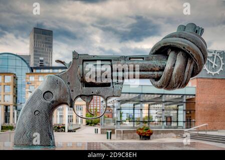 MALMO, SVEZIA - 21 AGOSTO 2020: La pistola annodata, è una scultura in bronzo dell'artista svedese Carl Fredrik Reuterswärd di un Colt Python oversize .357 ma Foto Stock