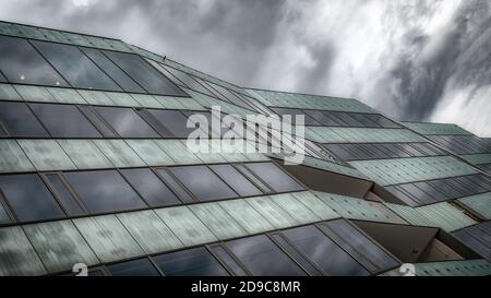 MALMO, SVEZIA - 21 AGOSTO 2020: Uno degli edifici moderni dell'università di Malmo. Foto Stock