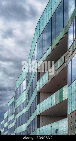 MALMO, SVEZIA - 21 AGOSTO 2020: Uno degli edifici moderni dell'università di Malmo. Foto Stock