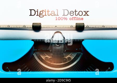 Immagine di un'antica macchina da scrivere che mostra le parole Digital Detox E 100% offline Foto Stock