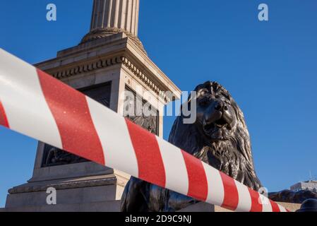 La colonna di Nelson in Trafalgar Square si è registrata per fermare l'accesso da parte dei attesi manifestanti di blocco COVID-19 il 5 novembre. Azione precauzionale Foto Stock