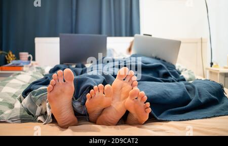 laptop, coppia, donna, letto, casa, uomo, camera, relazione, insieme, tecnologia, computer, giovani, mentire, persone, amore, moglie, felice, bello, inter Foto Stock