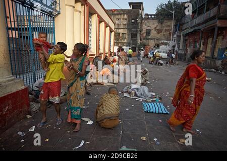 Kolkata, India, gennaio 2008. Persone che vivono sulla strada accanto al tempio di Kali a Kalighat. Foto Stock