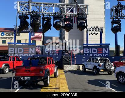 Wilmington, Stati Uniti. 04Nov 2020. Le auto vuote sono viste al luogo di rally notturno delle elezioni del candidato presidenziale democratico Joe Biden come i risultati delle elezioni sono ancora indecisi nelle elezioni presidenziali del 2020 a Wilmington, Delaware mercoledì 4 novembre 2020. Foto di Kevin Dietsch/UPI Credit: UPI/Alamy Live News Foto Stock