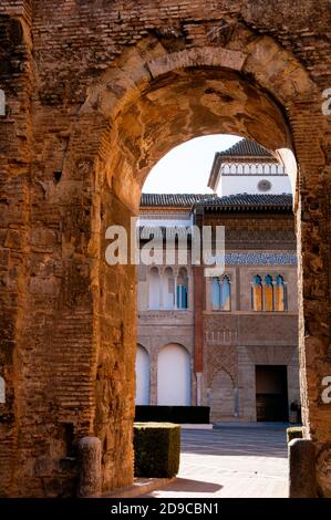 Ingresso ad arco romanico al Royal Alcázar di Siviglia, Spagna. Foto Stock