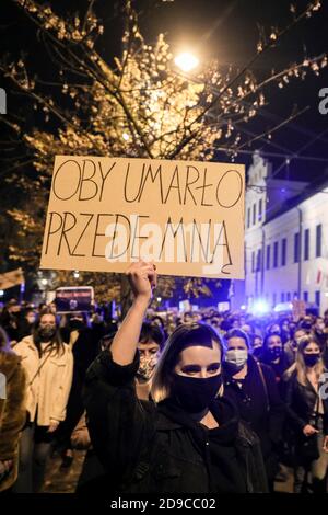 Un protestante è visto tenere un cartello dicendo 'May it die before me', che è una citazione dalla madre di un bambino disabile che protestano contro il governo Foto Stock