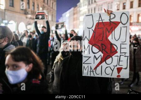 Un protettrice è visto tenere un cartello che dice 'Jaro, take your face off my womb!', che si riferisce a Jaroslaw Kaczynski, leader del partito regnante Legge An Foto Stock