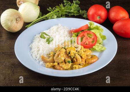 Gastronomia brasiliana. Piatto con muqueca di gamberi. Deliziosa cucina del nord-est del Brasile Foto Stock