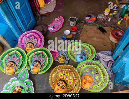 Diversi tipi di maschere Chhau visualizzati per la vendita al Chorida Village. Foto Stock