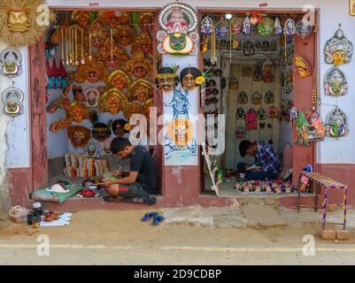 Charida, Purulia, Bengala Occidentale / India - Novembre 01,2020. Un Artigiano Rurale non identificato che completa Chhau Masks al suo laboratorio. Foto Stock