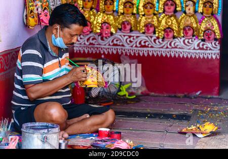 Charida, Purulia, Bengala Occidentale / India - Novembre 01,2020. Un Artigiano Rurale non identificato che completa Chhau Masks al suo laboratorio. Foto Stock