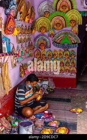 Charida, Purulia, Bengala Occidentale / India - Novembre 01,2020. Un Artigiano Rurale non identificato che completa Chhau Masks al suo laboratorio. Foto Stock