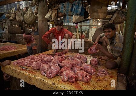 Kolkata, India, gennaio 2008. Macellaio che lavora nel nuovo mercato. Foto Stock