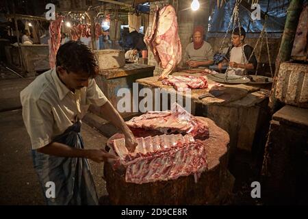 Kolkata, India, gennaio 2008. Macellaio che lavora nel nuovo mercato. Foto Stock