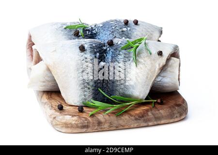 Involtini di aringhe marinate con erbe isolate su bianco Foto Stock