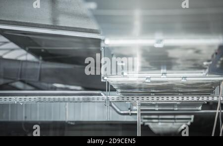 Condotto metallico di riscaldamento, raffreddamento e filtraggio dell'aria installato di recente all'interno dell'edificio commerciale. Tecnologie HVAC moderne. Foto Stock