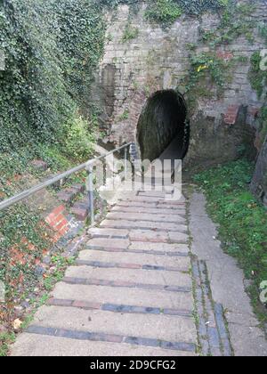 L'ingresso a forma di ferro di cavallo al Traforo Horse di grado II sotto il Grand Union Canal di Cosgrove, Northamptonshire. Foto Stock