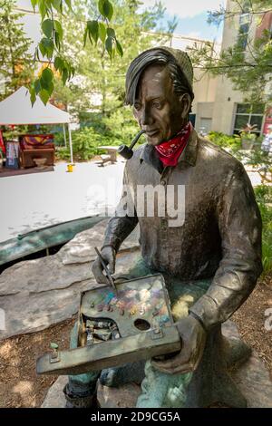 Una statua in bronzo di Tommy Thompson, di fronte al municipio e al teatro di Huntsville. Foto Stock