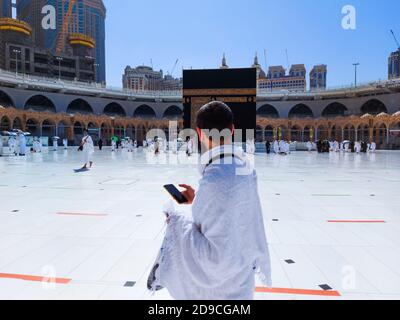 Mecca , Arabia Saudita, 22 Ott 2020 - Santa Kaaba - i pellegrini di ritorno a Masjid al-Haram eseguono umrah come restrizioni del coronavirus maschera Covid 19 Foto Stock